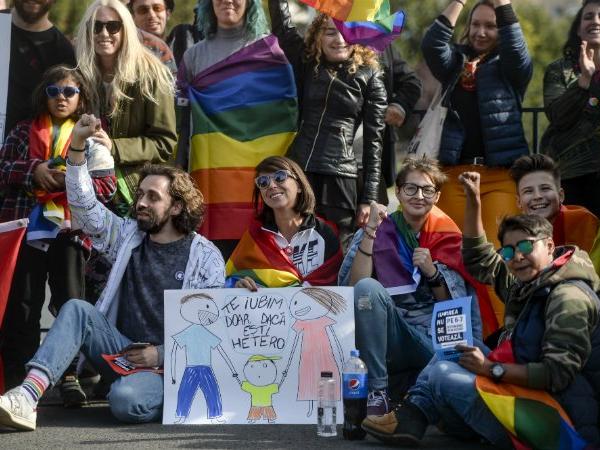 L’odio non vince, in Romania. Non è riuscito il referendum omofobo